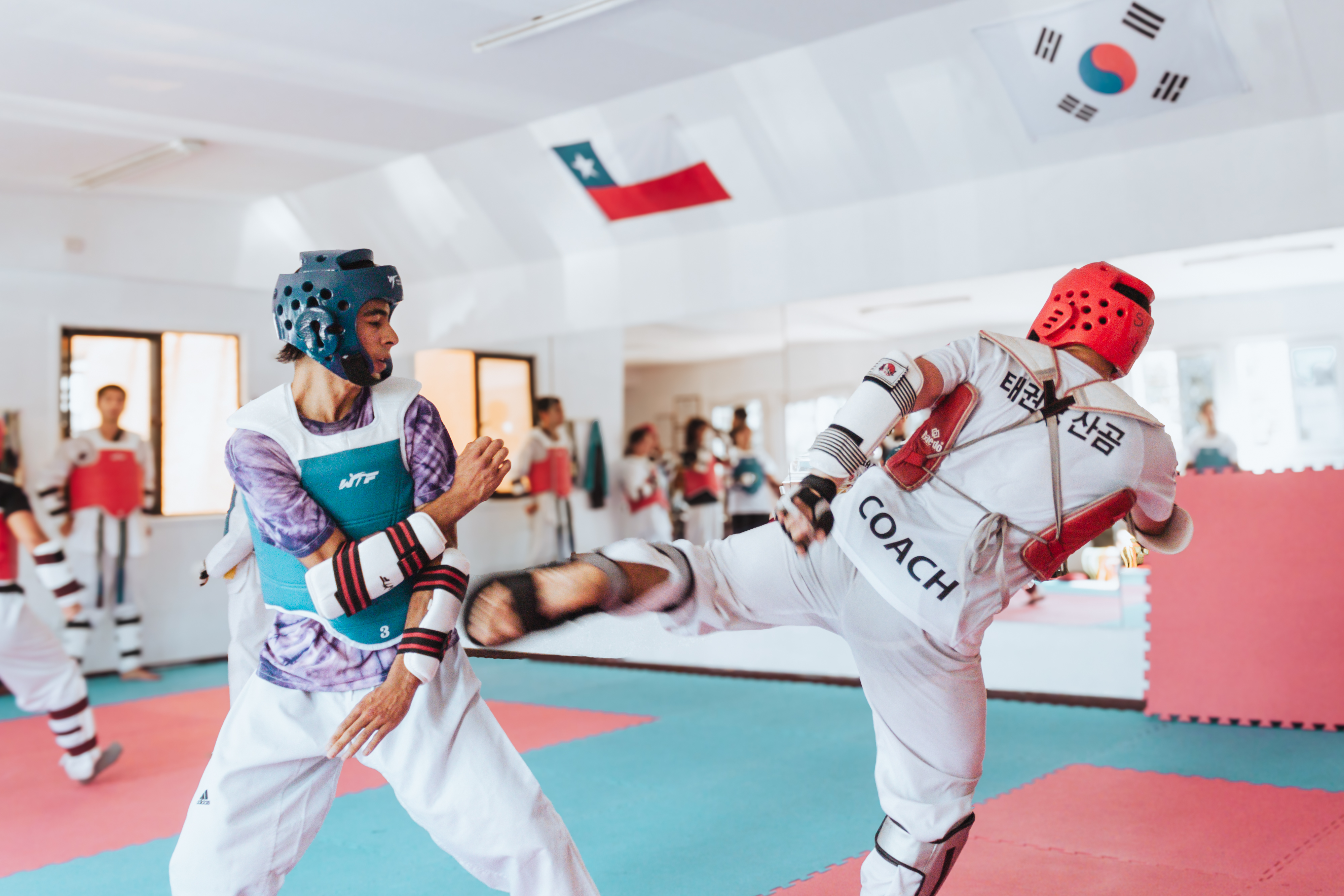Grupo de estudiantes en una clase de Taekwondo